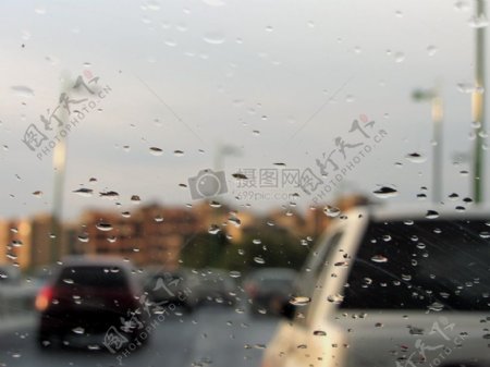 洒满雨点的车窗