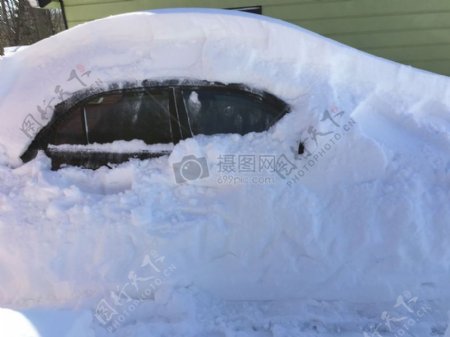 被暴雪覆盖的汽车