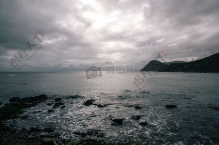 海景观水多云海洋岩石悬崖地平线岸风车