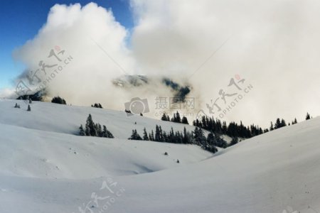 雪山白天白烟蓝天下的背后