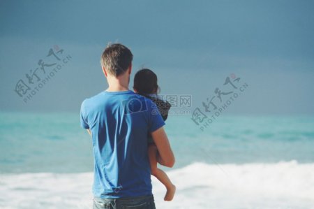 男子在蓝色圆领T恤在海上正面搭载宝贝