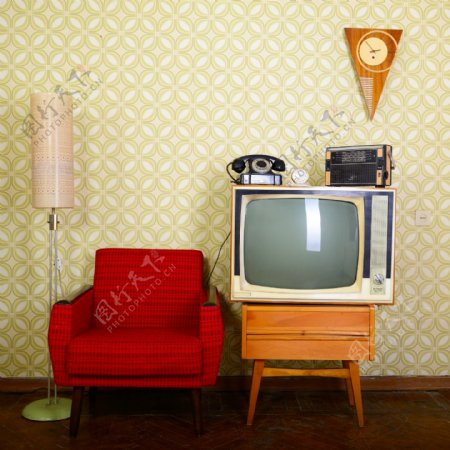 老式电视机和沙发效果图