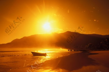 海边黄昏落日的景象图片