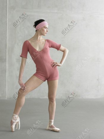 动感舞姿的健身舞蹈女性图片