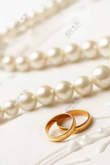 结婚项链与结婚戒指图片