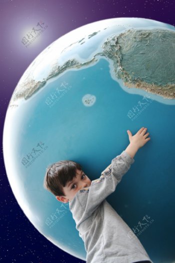 抱着地球模型的孩子图片