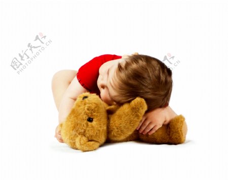趴在泰迪熊上睡觉的孩子