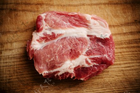 木板上的新鲜肉图片