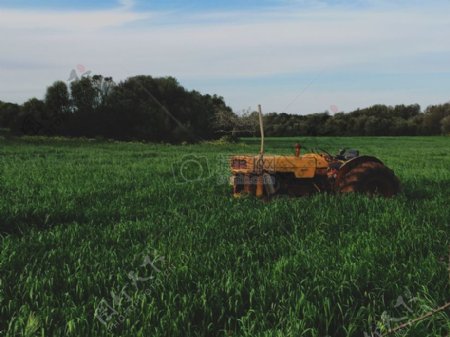 场农村农场牧场拖拉机老弃农业机械疏忽磨损出