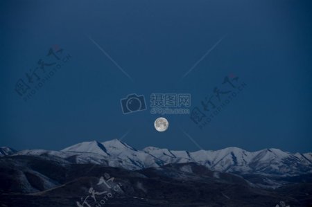 雪山天空晚上原野月亮充分月亮性质壁纸
