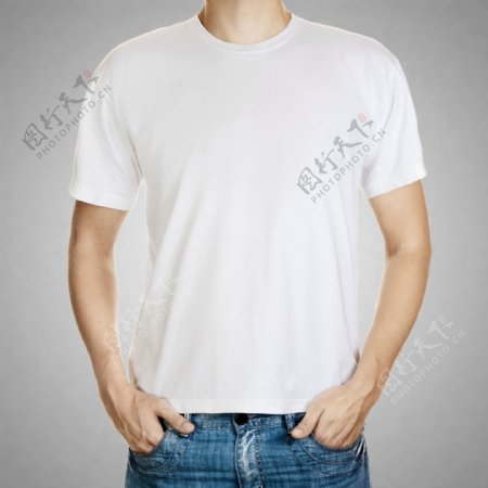 白色休闲男式T恤图片