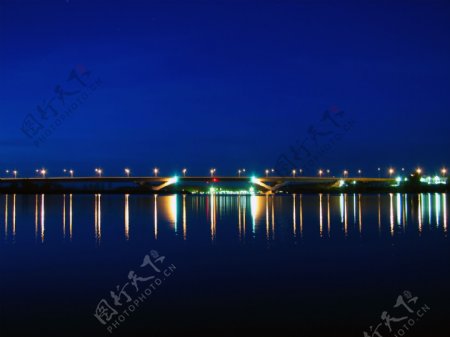 桥与海的夜景图片