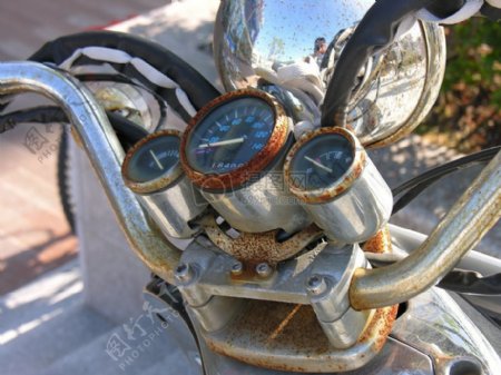 生锈的摩托车仪表盘