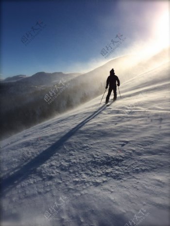 滑雪人物剪影图片