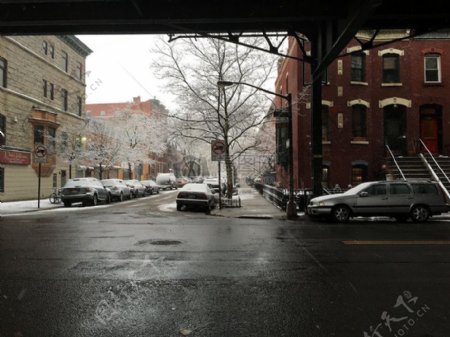 被大雪覆盖的城市风光