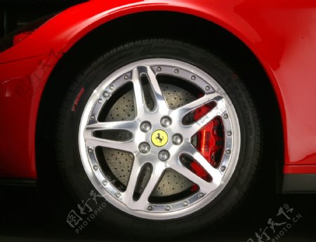 红色轿车轮胎图片
