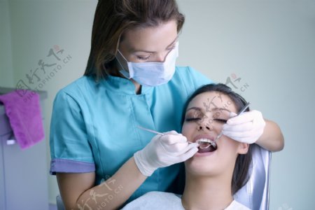 正在给病人看牙齿的医生图片