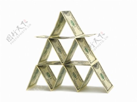 金子塔形的美元纸币创意设计图片