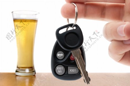 啤酒和车钥匙图片