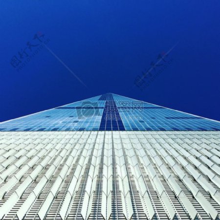 蓝色和白色建筑在蓝天白天低角度摄影