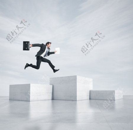 飞跃向最高领奖台的商务人图片