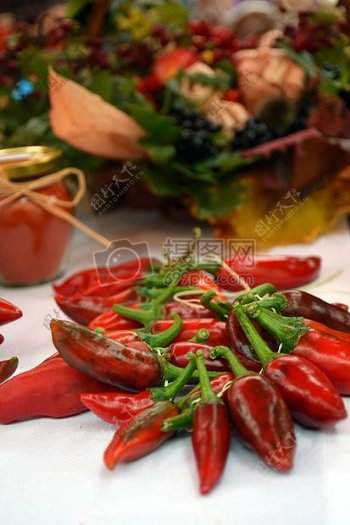 桌面上的红色辣椒