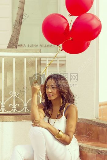 女子抱着4红气球