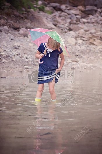 自然人水女孩多雨雨孩子伞橡胶靴子巴赫