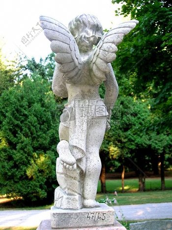 公园里的小天使雕像