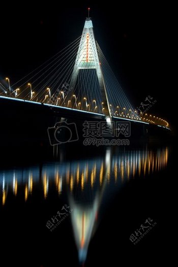 夜色下美丽的大桥