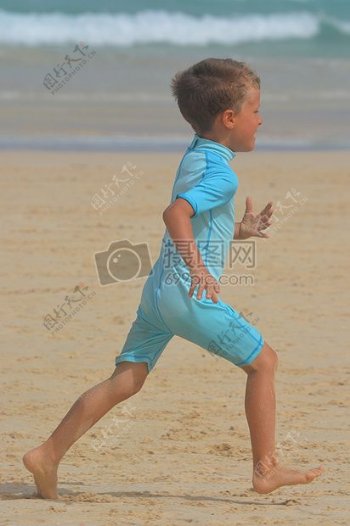 在沙滩上运行的男孩