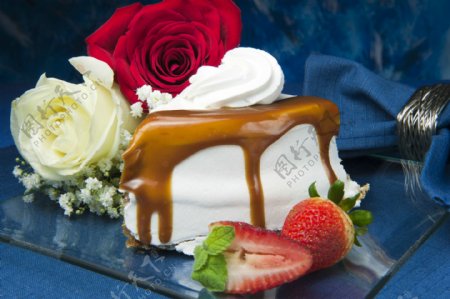 玫瑰花草莓与蛋糕图片