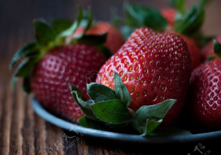 桌面上的草莓