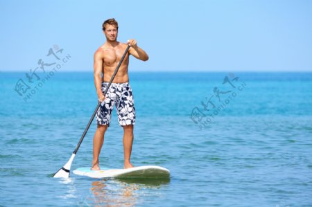划船的冲浪运动员图片