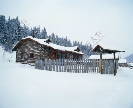 山林下的木屋雪景图片