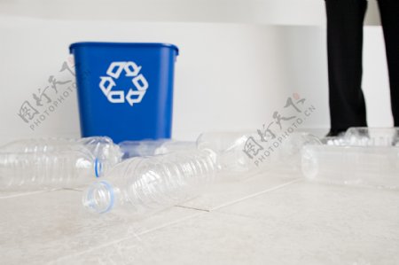 蓝色垃圾桶和塑料瓶子图片