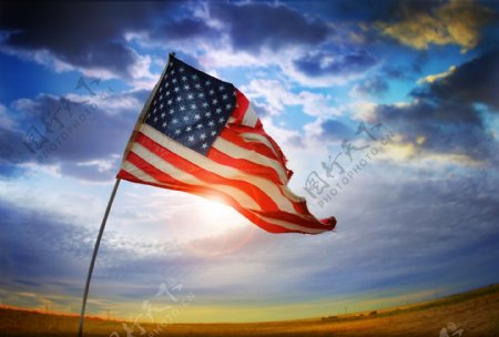 天空下的美国国旗图片