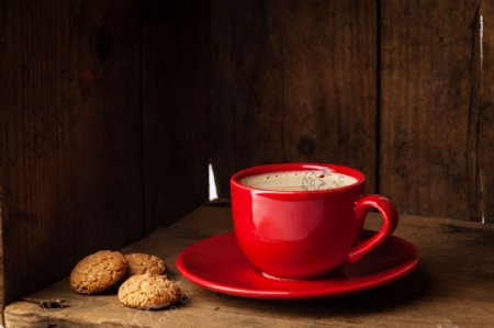 红色咖啡杯和饼干图片