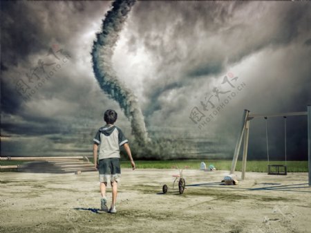小男孩与龙卷风图片