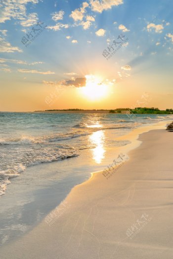 黄昏时的沙滩美景图片