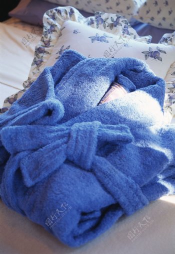 花枕头和蓝色睡衣图片