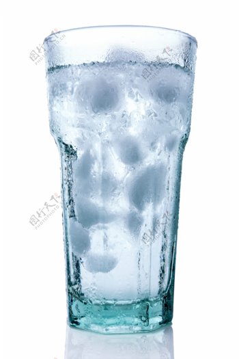 水杯里的冰块与水图片