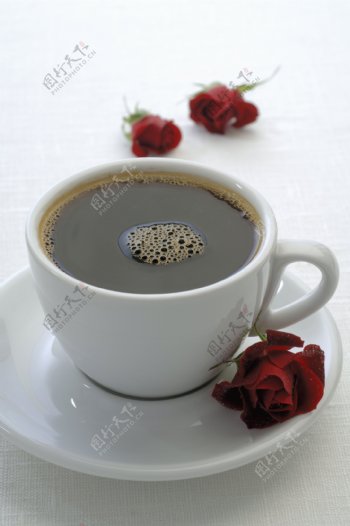咖啡与玫瑰花摄影图片