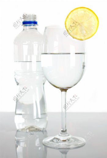 水瓶与水杯
