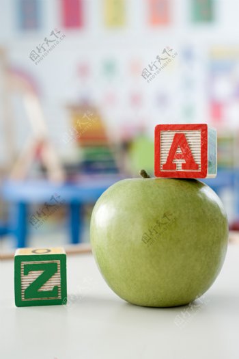 桌子上的青苹果图片