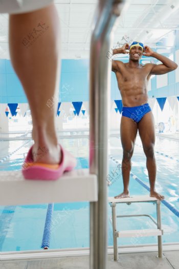 黑人男性游泳运动员图片