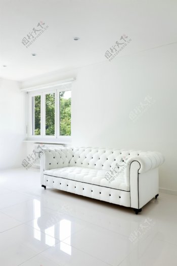 墙角的白色沙发图片