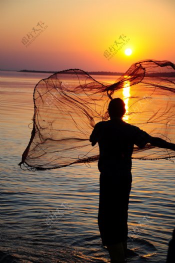 夕阳下渔翁捕鱼高清图图片