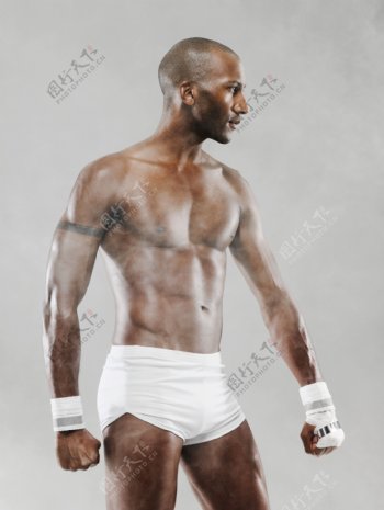 展示肌肉的强壮黑人男性图片