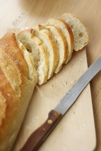 菜板上的面包和刀图片